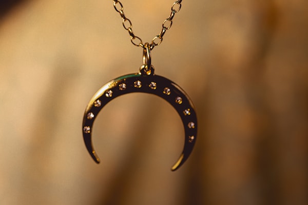 שרשרת זהב עדינה עם תליון ירח Luna